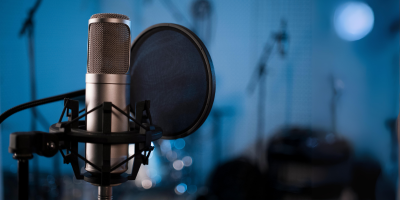 Rádio amplia alcance de campanhas para cinema e streaming, aponta estudo