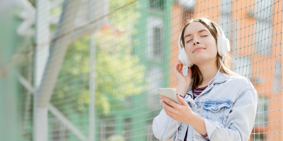 O segredo da credibilidade: Por que rádio e tv vencem as redes até entre os jovens?